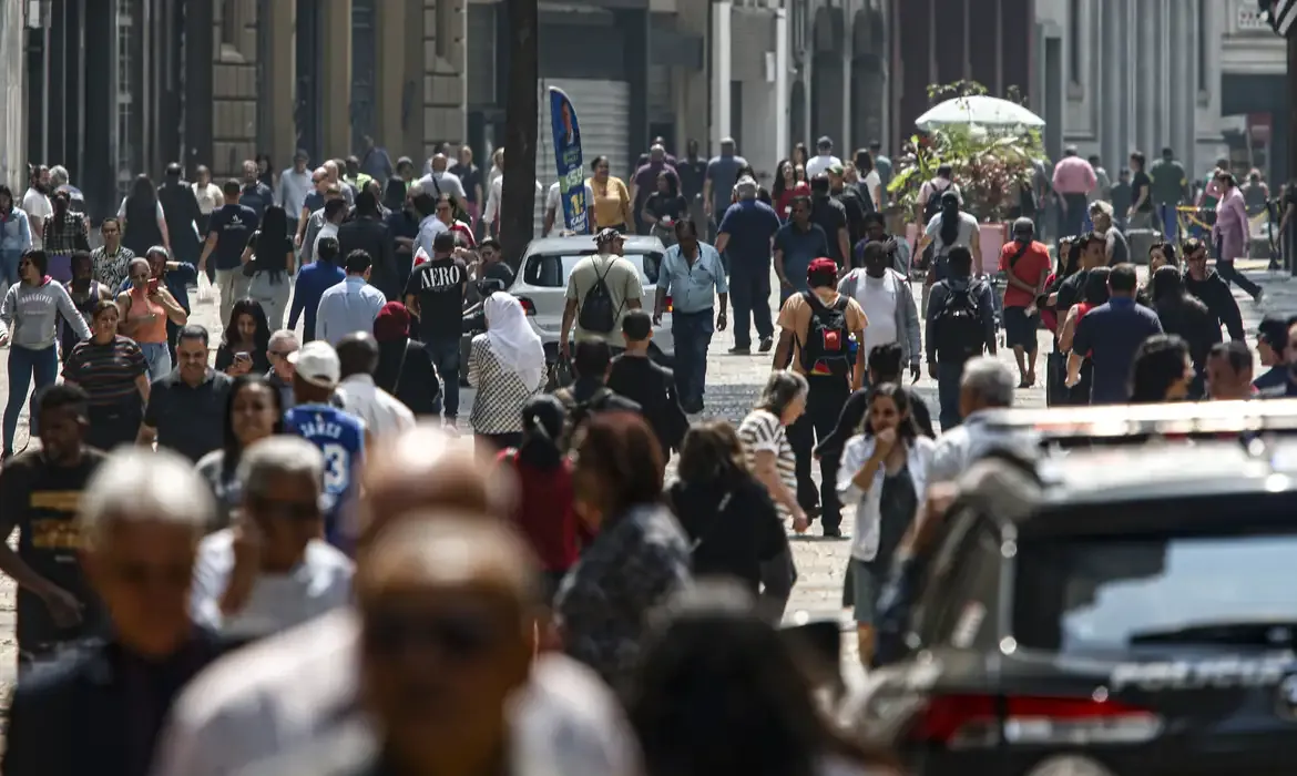 Movimentação intensa de pedestres em região central de cidade brasileira.