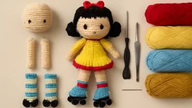 Bonequinha de crochê com patins coloridos, mostrando as diferentes partes do corpo, cabelo e roupas.