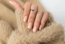 Unhas bege perfeitas em uma manicure de inverno