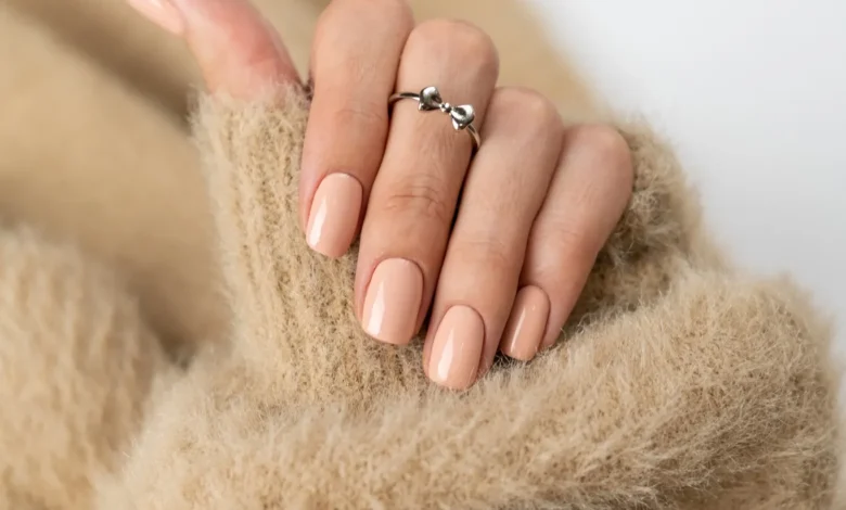 Unhas bege perfeitas em uma manicure de inverno