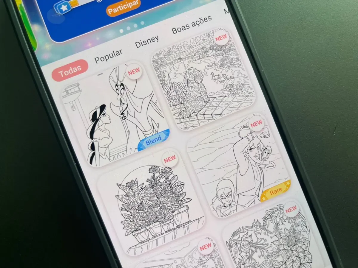 Tela de aplicativo de pintura digital com ilustrações Disney em estilo de colorir