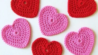 Corações de crochê em tons de vermelho e rosa, feitos à mão para o Dia dos Namorados.