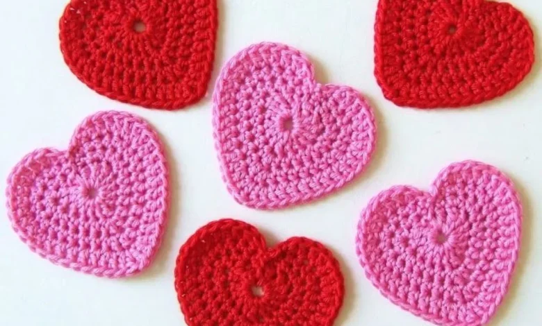Corações de crochê em tons de vermelho e rosa, feitos à mão para o Dia dos Namorados.