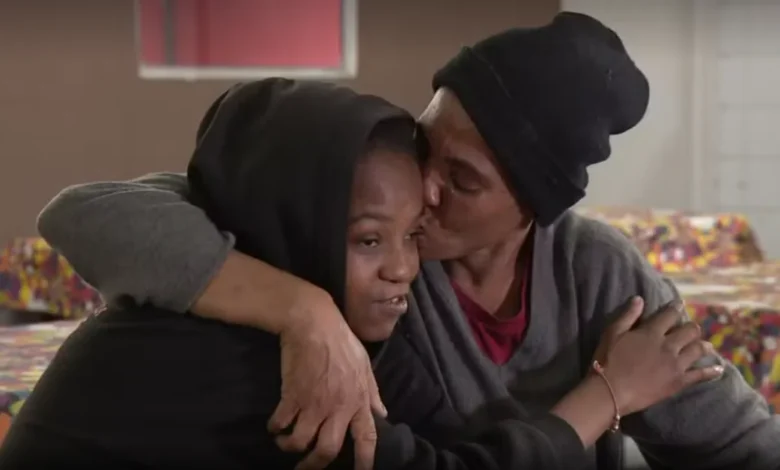Mãe e filha em situação de rua se abraçam emocionadas após reencontro em Campinas