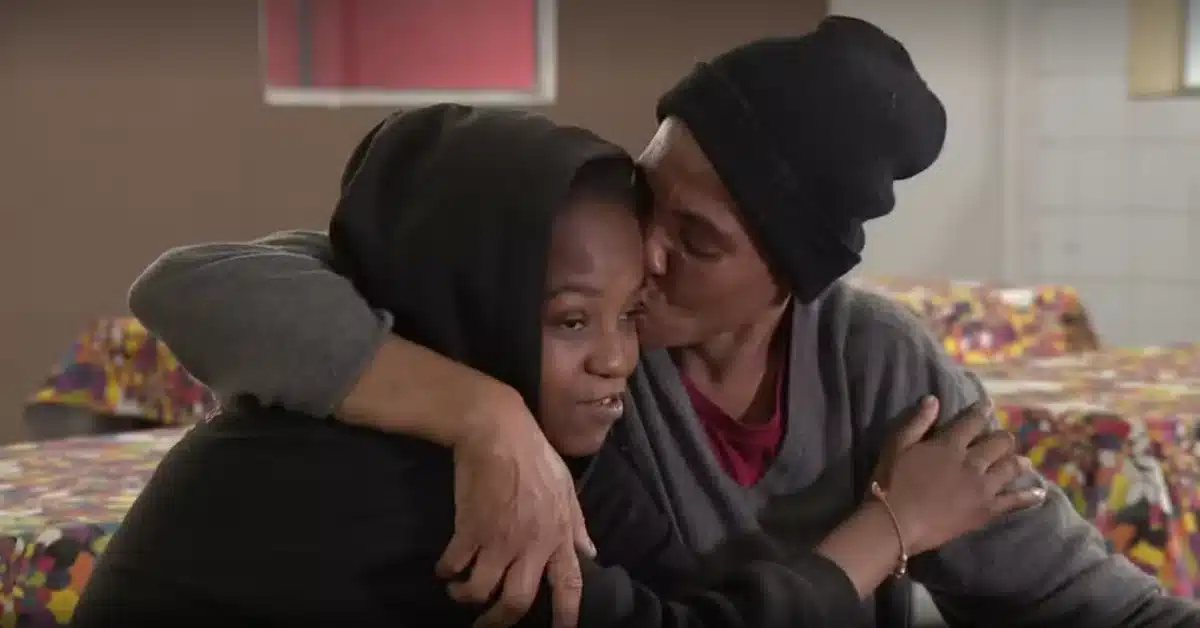 Mãe e filha em situação de rua se abraçam emocionadas após reencontro em Campinas