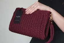 Bolsa de crochê bordô com tag de marca, estilo sofisticado e elegante.