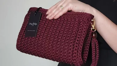 Bolsa de crochê bordô com tag de marca, estilo sofisticado e elegante.