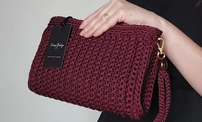 Bolsa de crochê bordô com tag de marca, estilo sofisticado e elegante.