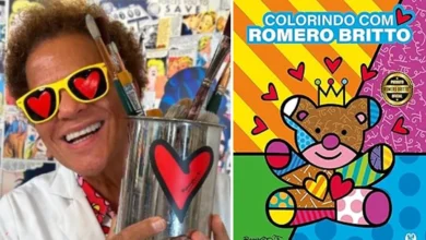 Romero Britto segurando pincéis ao lado de capa do livro infantil