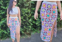 Mulher usando saia de crochê colorida com fenda lateral e top branco