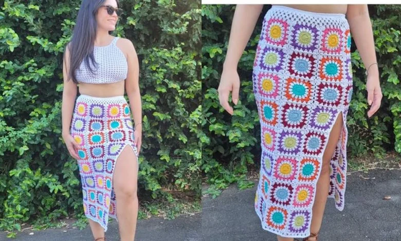 Mulher usando saia de crochĂȘ colorida com fenda lateral e top branco