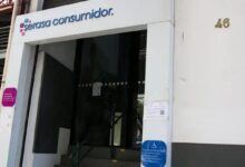 Fachada da unidade Serasa Consumidor com placa de identificação