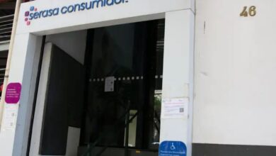 Fachada da unidade Serasa Consumidor com placa de identificação