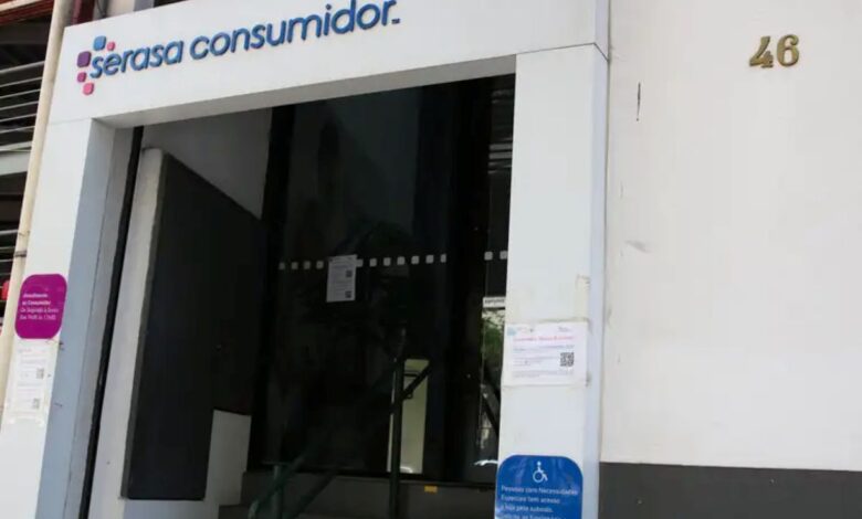 Fachada da unidade Serasa Consumidor com placa de identificação