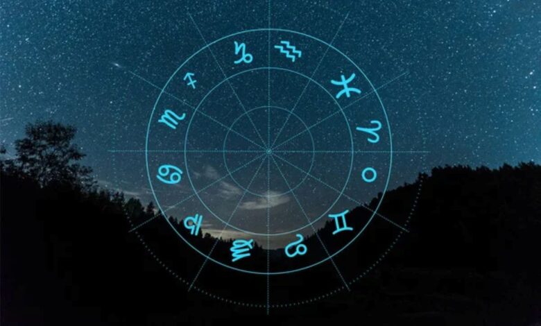 Imagem da roda do zodíaco sobre o céu estrelado, representando os 12 signos astrológicos.