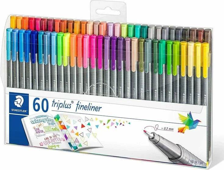 Conjunto de canetinhas Staedtler Triplus Fineliner com 60 cores, apresentadas em embalagem plástica com design ergonômico.