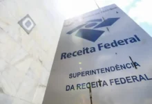 Placa da Superintendência da Receita Federal em frente a prédio público