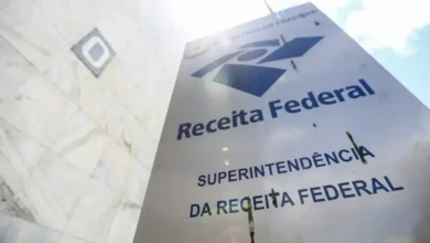 Placa da Superintendência da Receita Federal em frente a prédio público