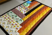 Tapete de retalhos feito com faixas de tecidos coloridos e estampados, costurados lado a lado.