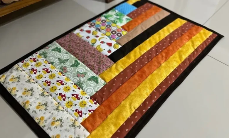 Tapete de retalhos feito com faixas de tecidos coloridos e estampados, costurados lado a lado.