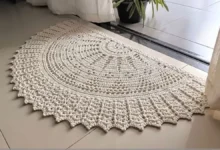 Tapete de crochê meia lua branco com acabamento detalhado em crochê, posicionado em um ambiente moderno com piso de porcelanato claro