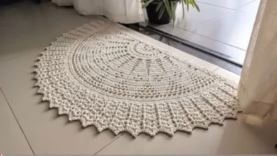 Tapete de crochê meia lua branco com acabamento detalhado em crochê, posicionado em um ambiente moderno com piso de porcelanato claro