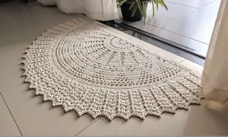 Tapete de crochĂȘ meia lua branco com acabamento detalhado em crochĂȘ, posicionado em um ambiente moderno com piso de porcelanato claro