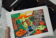 Desenho colorido de cenário com abóbora feito com canetinhas, ilustrando técnicas de pintura sem manchas.