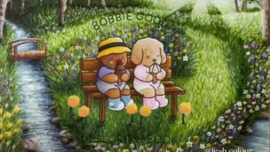 Desenho encantador de dois animais fofos, um urso e um cachorro, sentados em um banco no meio de um campo florido, com um caminho tranquilo ao fundo.