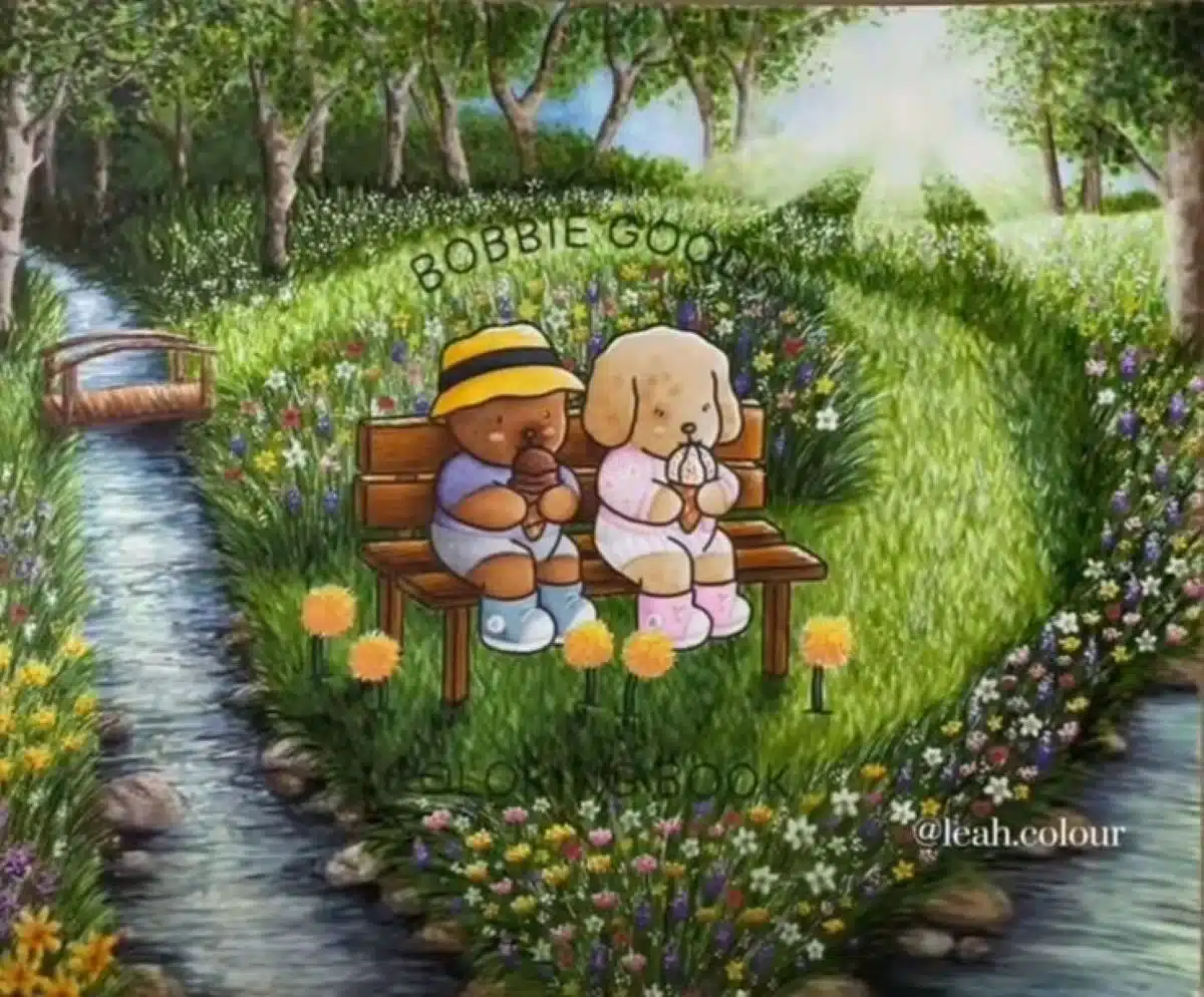 Desenho encantador de dois animais fofos, um urso e um cachorro, sentados em um banco no meio de um campo florido, com um caminho tranquilo ao fundo.