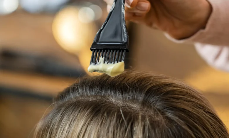 Aplicação de tinta natural nos cabelos para cobrir fios grisalhos