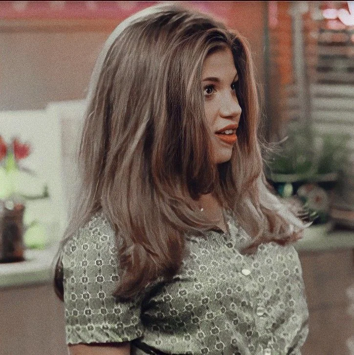 Topanga Hair anos 90 com corte volumoso e repicado