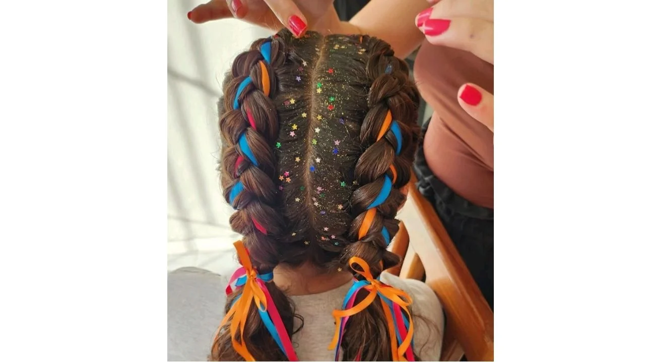 Cabelo trançado com laços coloridos para festa de São João.