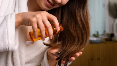 Mulher aplicando óleo nas pontas do cabelo para recuperar os fios após química