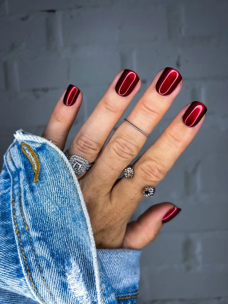 Unhas curtas pintadas com esmalte bordô de acabamento espelhado para festas juninas
