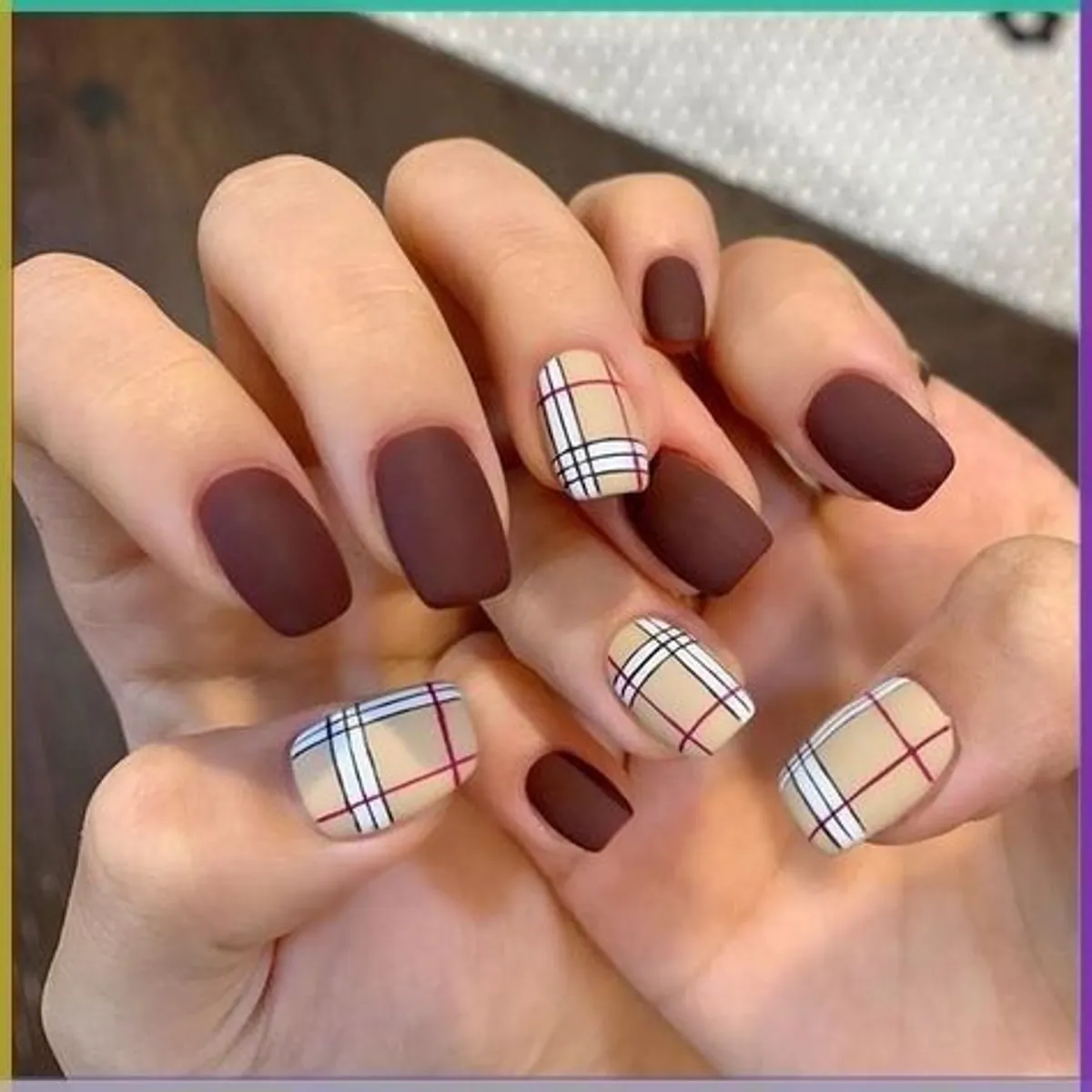 Unhas decoradas com estampa xadrez em tons terrosos para festa junina