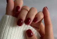 Unhas curtas pintadas com esmalte escuro, ideia para festas juninas