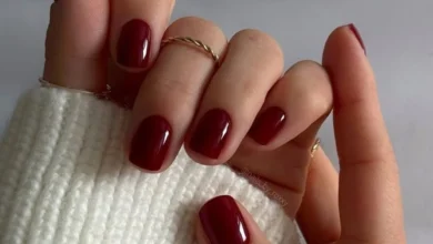 Unhas curtas pintadas com esmalte escuro, ideia para festas juninas