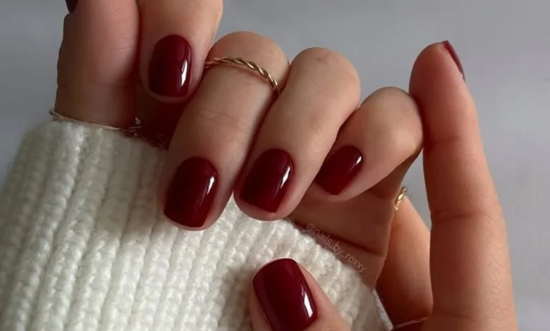 Unhas curtas pintadas com esmalte escuro, ideia para festas juninas