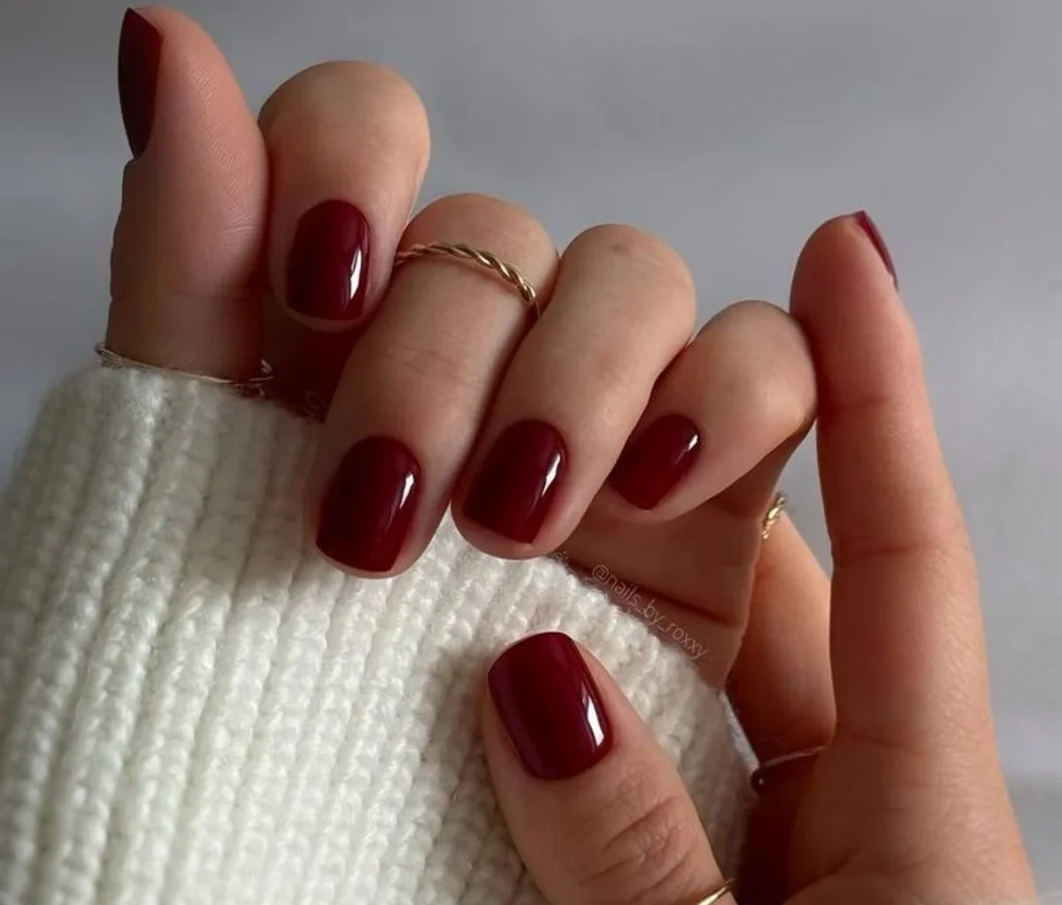 Unhas curtas pintadas com esmalte escuro, ideia para festas juninas