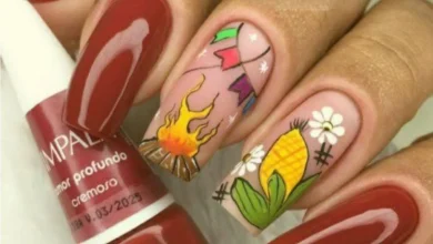 Unhas decoradas para festa junina com fogueira, bandeirinhas e espiga de milho.