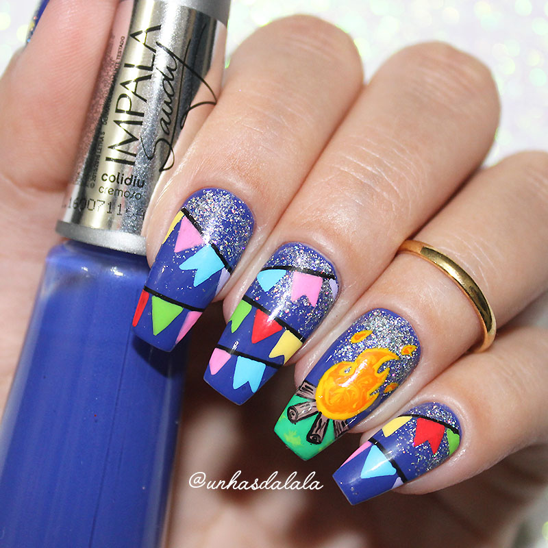 Unhas decoradas com bandeirinhas coloridas e fogueira para celebrar o São João.