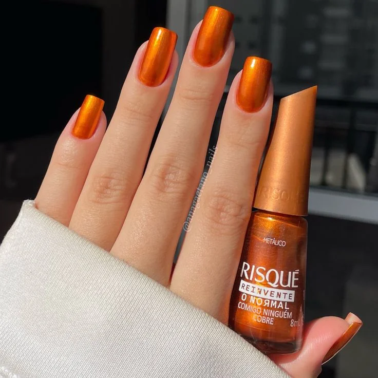 Unhas compridas esmaltadas com tom cobre metálico