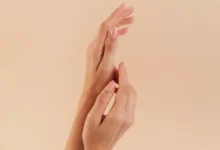 Mãos femininas com unhas bem cuidadas e aparência saudável