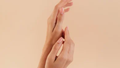 Mãos femininas com unhas bem cuidadas e aparência saudável