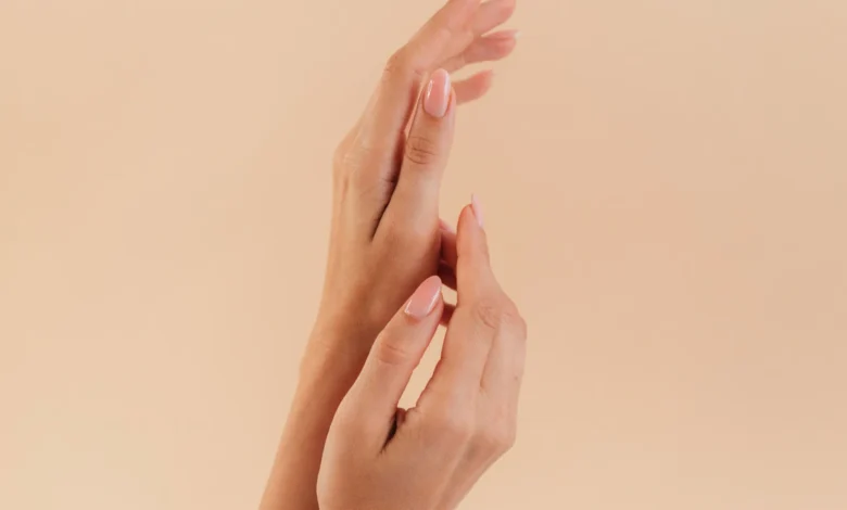 Mãos femininas com unhas bem cuidadas e aparência saudável