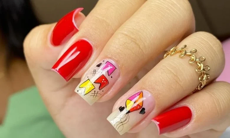 Unhas decoradas com bandeirinhas e balão colorido para o São João