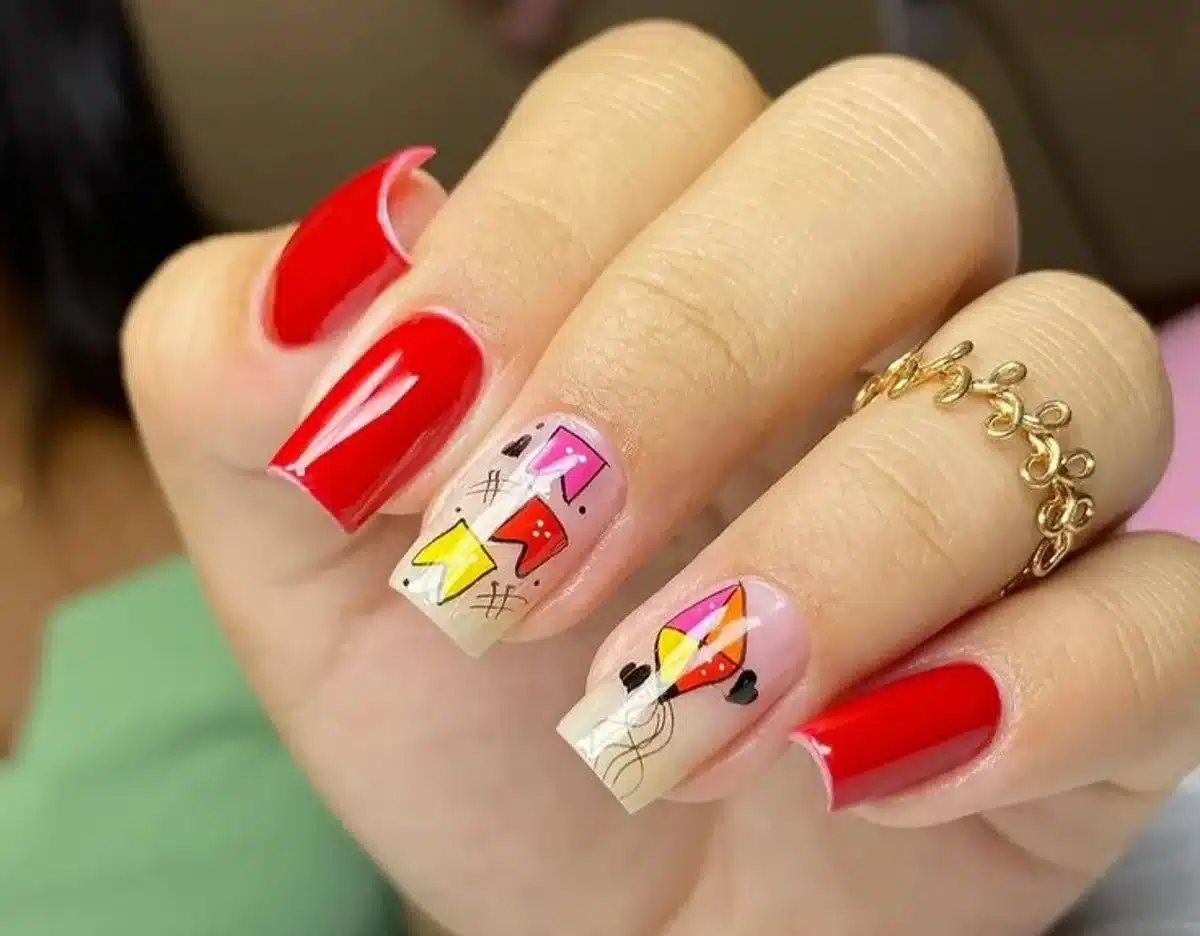 Unhas decoradas com bandeirinhas e balão colorido para o São João