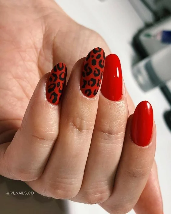 Unhas vermelhas com estampa de oncinha em acabamento fosco