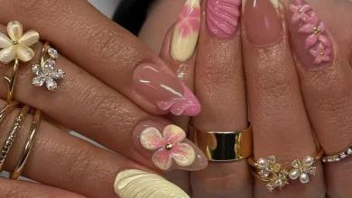 Unhas em 3D: Arte delicada com flores e texturas, cores suaves de rosa e amarelo.